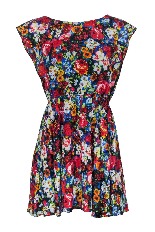 Ruffled Women Dress with Multiple Layers for a Playful and Girly Style Ruffled Women Dress with Multiple Layers for a Playful and Girly Style Alice & Olivia - Bright Floral Boat Neck Dress Sz M